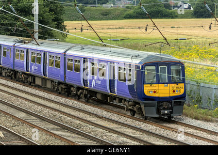 Classe 319 uem Northern Electric Train à Winwick Junction sur la West Coast Main Line. WCML. Banque D'Images