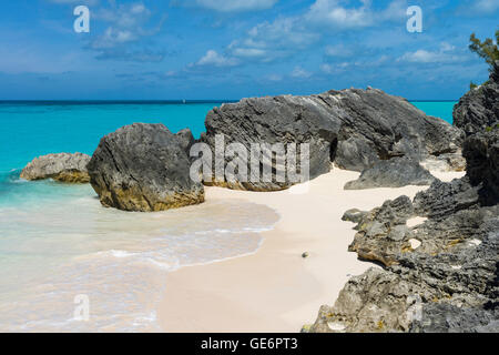 Rive et petite plage avec rose des sables à la baie des baleines, les Bermudes. Banque D'Images