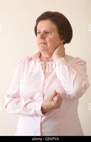 (Senior) mature femme avec la douleur au cou. Banque D'Images