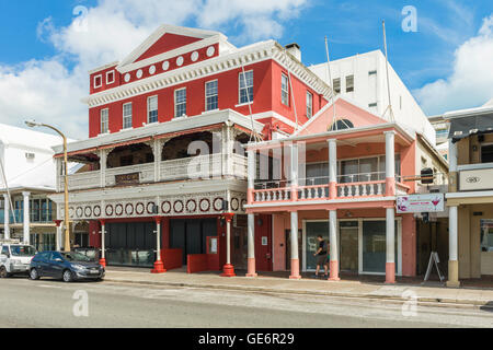 Bâtiments colorés le long de la rue Front, à Hamilton (Bermudes) Banque D'Images