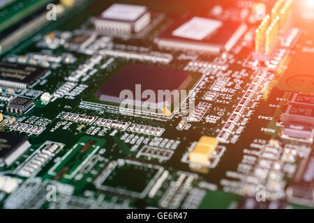Détail d'un circuit imprimé électronique avec de nombreux composants électriques Banque D'Images