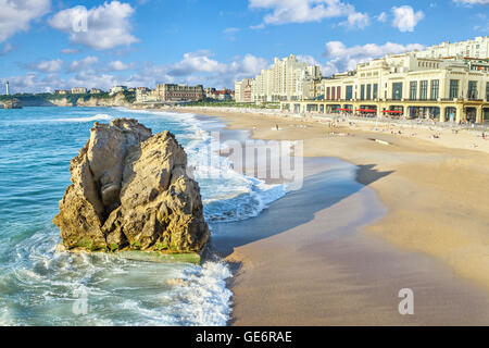 Grande Plage et rock sur le premier plan, Biarritz, Aquitaine, France Banque D'Images