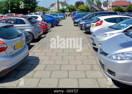 Le conseil de Basildon exploité shoppers horodateurs parking derrière Billericay Essex High Street shopping voitures en stationnement à côté de chemin England UK Banque D'Images