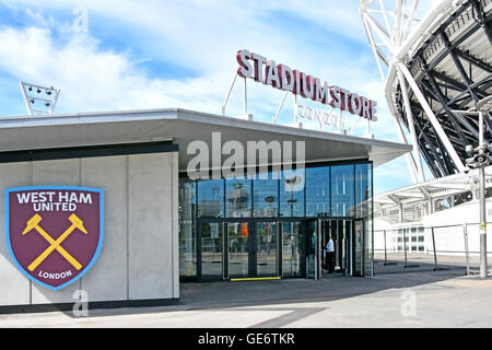 West Ham United logo sur new London Stadium Store à côté du stade olympique 2012 converti dans le Parc Olympique Queen Elizabeth Newham Stratford UK Banque D'Images