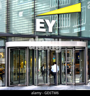 Entrée à porte tournante du bureau de Londres avec logo Ernst & Young et signe ci-dessus pour la firme multinationale de services professionnels à Southwark Londres Angleterre Royaume-Uni Banque D'Images