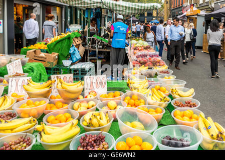 Londres, Royaume-Uni - 22 juillet 2016 : cuir Lane Street Market Street - Holborn dans avec beaucoup de streetfood Banque D'Images
