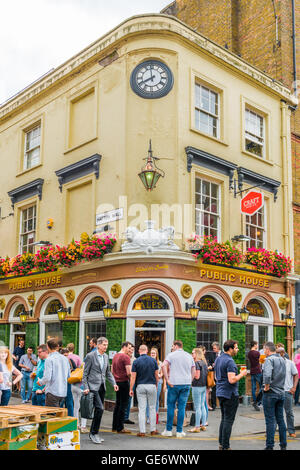 Londres, Royaume-Uni - 22 juillet 2016 : Pub à Lane de cuir de la rue du marché - rue de Holborn avec beaucoup streetfood Banque D'Images