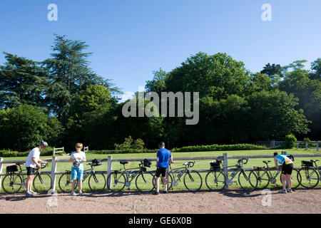 Les participants à un cycle Backroads guidée de la vallée de la Loire préparer leurs bicyclettes au château d'Artigny, point de départ de da Banque D'Images