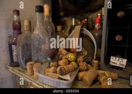 Bouchons de bouteille et se coucher sur une table à l'entrée de vigneron Daniel Jarry Vouvray caves, France, 26 juin 2008. Banque D'Images