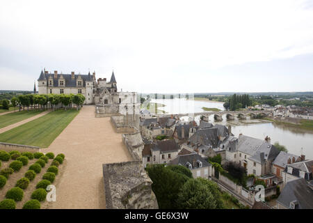 Vue sur le château d'Amboise surplombant la Loire en France, le 26 juin 2008. Banque D'Images