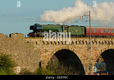 The Flying Scotsman machine à vapeur et du patrimoine train voitures voyageant sur le viaduc de chemin de fer construite par Robert Stevenson Banque D'Images