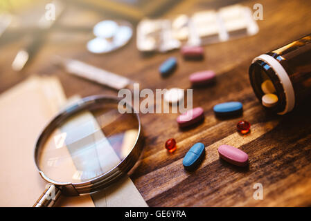 Les comprimés et les pilules médicaux colorés éparpillés sur bureau du médecin 24, Santé et médecine concept image, selective focus Banque D'Images