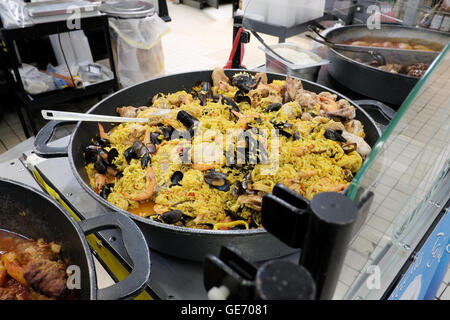 Une grande poêle de paella en vente dans un supermarché français Banque D'Images