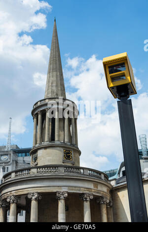 Les caméras de surveillance de type big brother près de toutes les âmes, l'Église le Langham Place, London, UK Banque D'Images