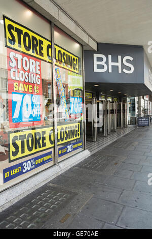 Les acheteurs passent devant l'ancien magasin phare de BHS sur Oxford Street de Londres. Banque D'Images