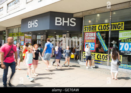 Les acheteurs passent devant l'ancien magasin phare de BHS sur Oxford Street de Londres. Banque D'Images