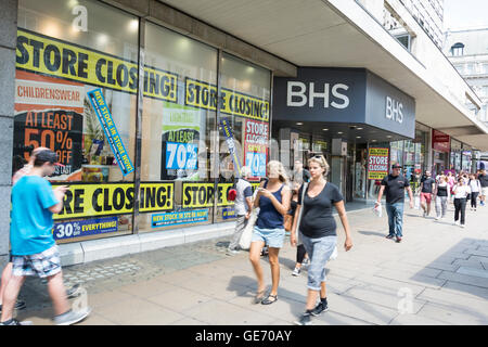 Les acheteurs passent devant l'ancien magasin phare de BHS sur Oxford Street de Londres. Banque D'Images