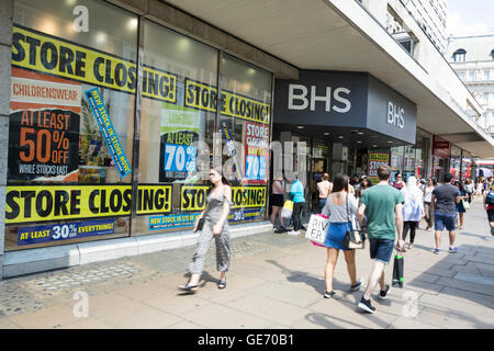 Les acheteurs passent devant l'ancien magasin phare de BHS sur Oxford Street de Londres. Banque D'Images