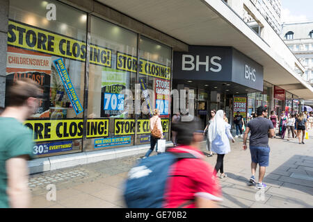 Les acheteurs passent devant l'ancien magasin phare de BHS sur Oxford Street de Londres. Banque D'Images