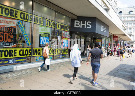 Les acheteurs passent devant l'ancien magasin phare de BHS sur Oxford Street de Londres. Banque D'Images