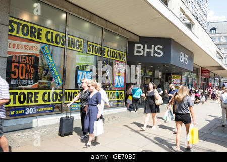 Les acheteurs passent devant l'ancien magasin phare de BHS sur Oxford Street de Londres. Banque D'Images