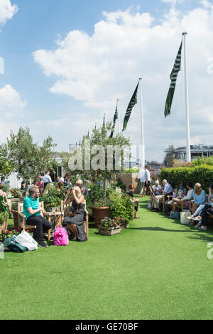 Le toit du grand magasin John Lewis sur Oxford Street a été transformé en un jardin de fleurs et d'herbes. Banque D'Images