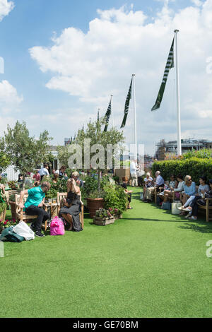 Le toit du grand magasin John Lewis sur Oxford Street a été transformé en un jardin de fleurs et d'herbes. Banque D'Images