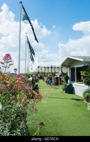 Le toit du grand magasin John Lewis sur Oxford Street a été transformé en un jardin de fleurs et d'herbes. Banque D'Images