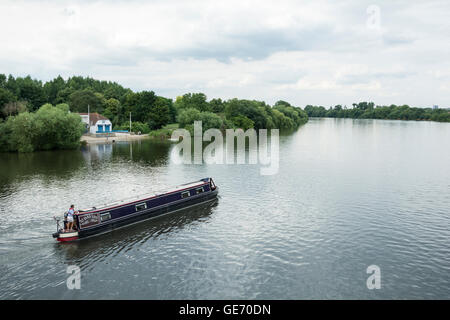 Un canal péniche sur la Tamise en face de Dukes Meadows dans Barnes, London, SW13, UK Banque D'Images