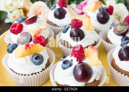 Cupcakes Fruits rafraîchissant sur une plaque jaune. Banque D'Images