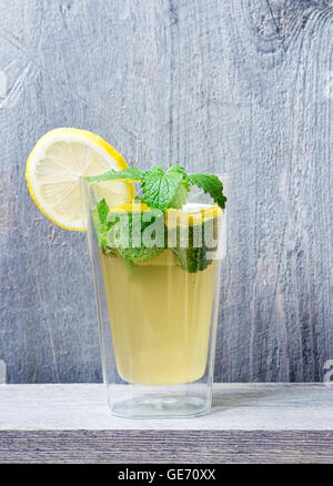 Des lacto-fermenté boisson rafraîchissante avec des tranches de citron et feuilles de menthe et de mélisse. Banque D'Images