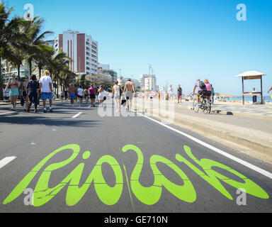 Les résidents et les touristes actifs promenade le long de près de posto 9 sur la plage d'Ipanema, sur un dimanche matin. Rio 2016 commence bientôt. Banque D'Images