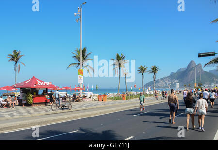 Les résidents et les touristes actifs promenade le long de près de posto 9 sur la plage d'Ipanema, sur un dimanche matin. Rio 2016 commence bientôt. Banque D'Images