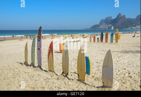 Les planches de surf et Stand Up Paddle boards line up sur la plage de Ipanema, Rio de Janeiro Banque D'Images