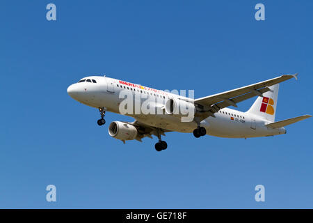 Iberia Express, Airbus A320, vol IB3730, EC-KOH, de Madrid en approche finale de la piste 22L à l'aéroport de Copenhague, Danemark Banque D'Images