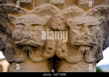 Santa María de Eunate, église romane (SXII).Détail du capital dans le cloître. Muruzabal. Navarra.Espagne. Camino de Santiago Banque D'Images