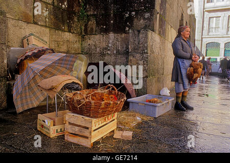 Femme, la vente de poulets, poules . Dans la région de Abastos marché. Santiago de Compostela. Corogne province.L'Espagne. Camino de Santiago Banque D'Images