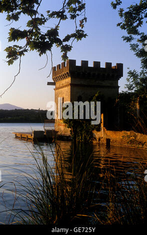 L'étang de Banyoles. 'Pesquera" (petite maison où l'ancien les pêcheurs gardaient les outils). Banyoles. Espagne Banque D'Images