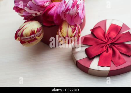 Tulipes et boîte rouge pour cadeau en forme de coeur Banque D'Images