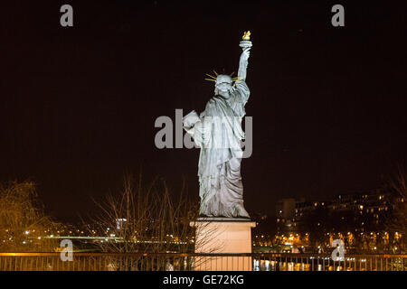 Statue de la liberté dans la nuit à Paris Banque D'Images