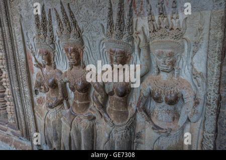 Sculptures de femmes au temple d'Angkor Wat au Cambodge Banque D'Images