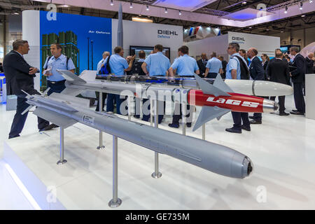 Le stand de Diehl la défense. Modèles de missiles militaires OBJECTIF-2000 IRIS-T et Laser-Guided Sidewinder (Gals). Banque D'Images