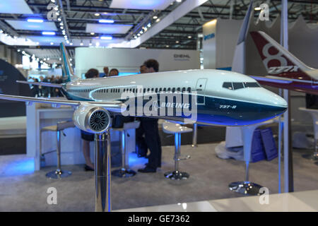 Le stand de la société Boeing. Modèle d'avion de ligne 737 MAX 8. Banque D'Images