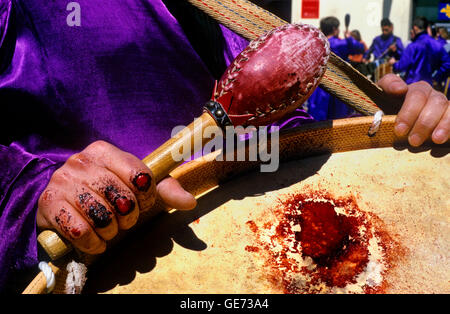 Blessé main d'un batteur pendant la Tamborrada', Semaine Sainte. Calanda. Teruel province. Espagne Banque D'Images