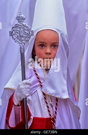 Jeune pénitent. Procession du Jeudi saint dans la Plaza San Miguel Bajo.Fraternité de 'Aurora'.Albaicin. Grenade. Andalousie, Espagne Banque D'Images