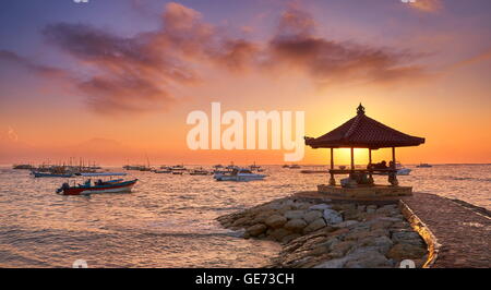 La plage de Sanur, au lever du soleil, Bali, Indonésie Banque D'Images