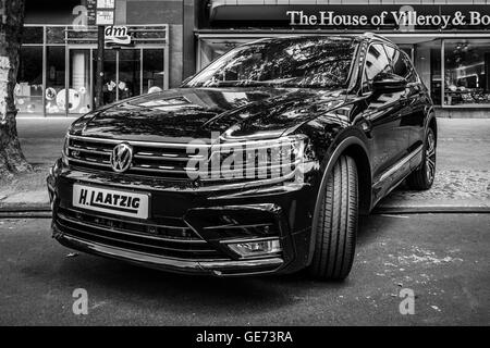 BERLIN - 05 juin 2016 : VUS multisegment Compact Volkswagen Tiguan 2016. Noir et blanc. Les Classic Days Berlin 2016. Banque D'Images