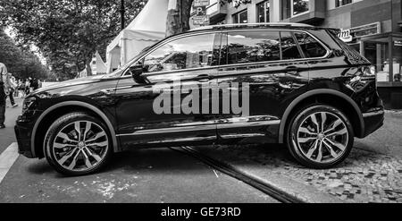 BERLIN - 05 juin 2016 : VUS multisegment Compact Volkswagen Tiguan 2016. Noir et blanc. Les Classic Days Berlin 2016. Banque D'Images