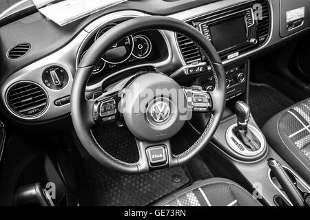 BERLIN - 05 juin 2016 : Intérieur de voiture compacte Volkswagen Beetle Cabriolet, 2016. Noir et blanc. Les Classic Days Berlin 2016. Banque D'Images