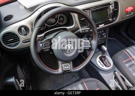 BERLIN - 05 juin 2016 : Intérieur de voiture compacte Volkswagen Beetle Cabriolet, 2016. Les Classic Days Berlin 2016. Banque D'Images